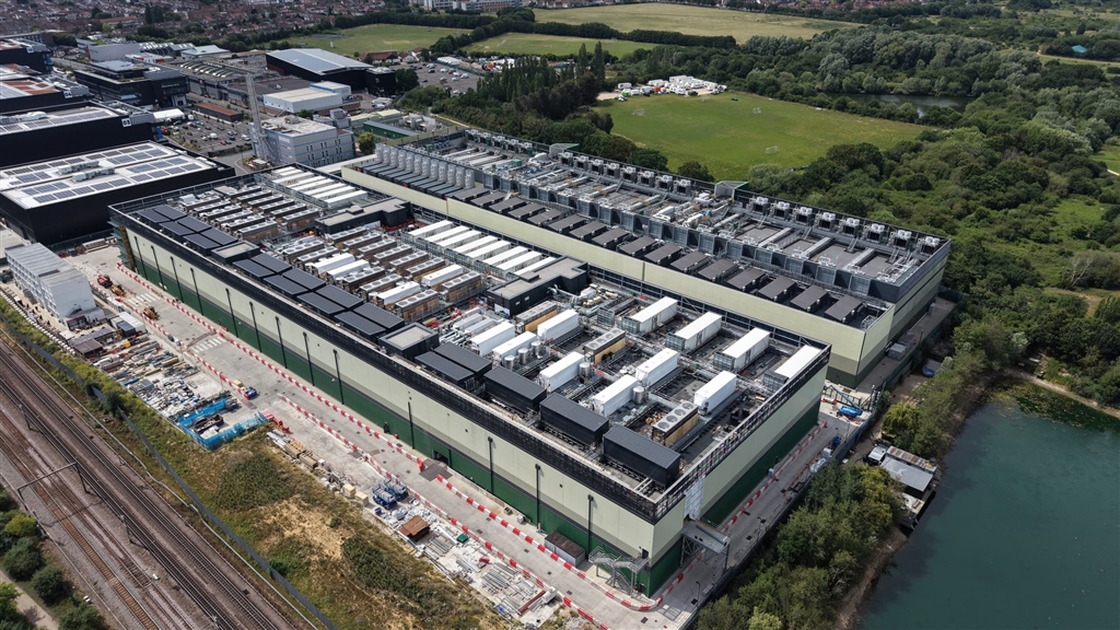 Data centre server hall